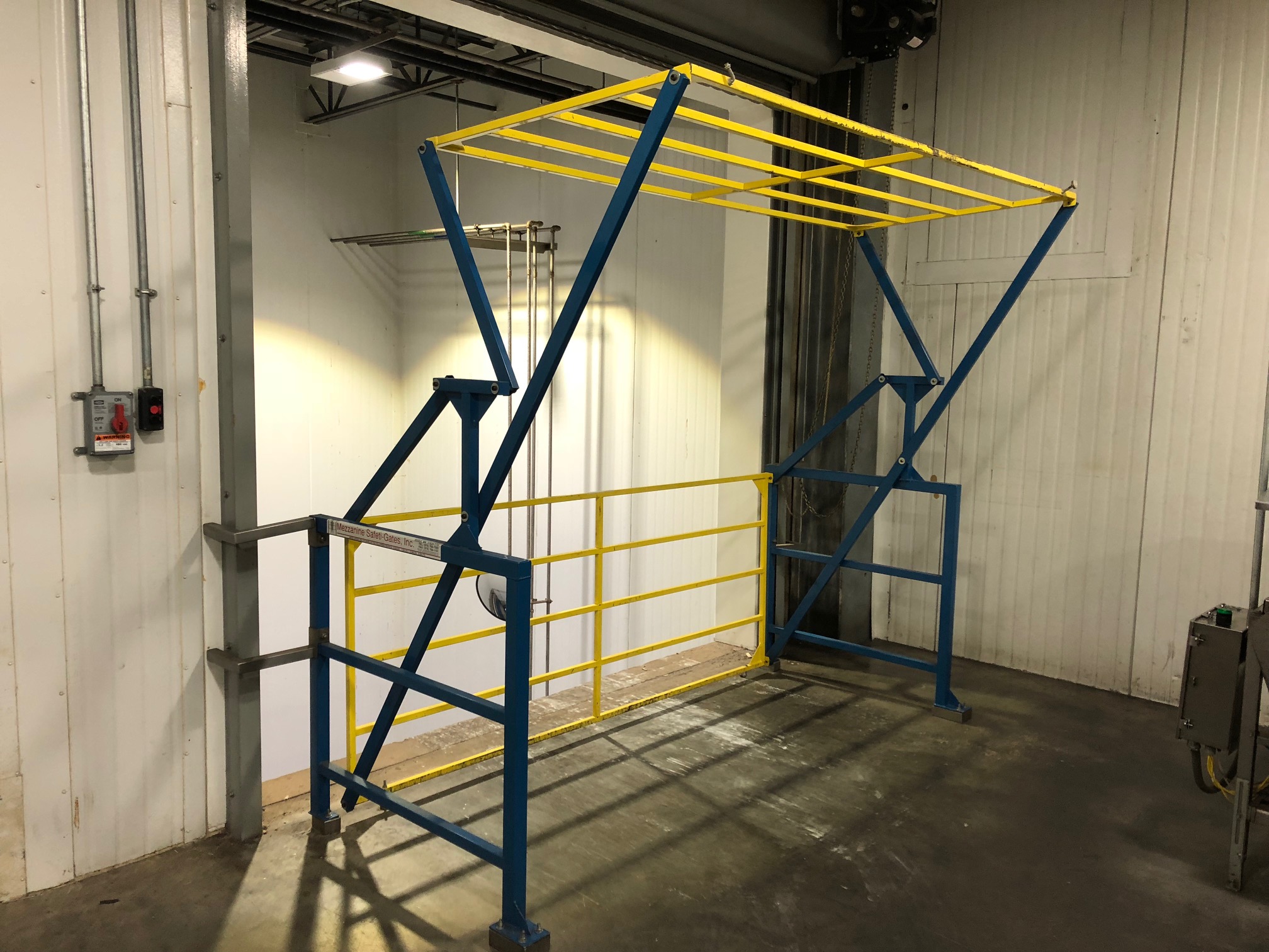 High Pallet Pivot Safety Gate for Fall Protection in Doorway