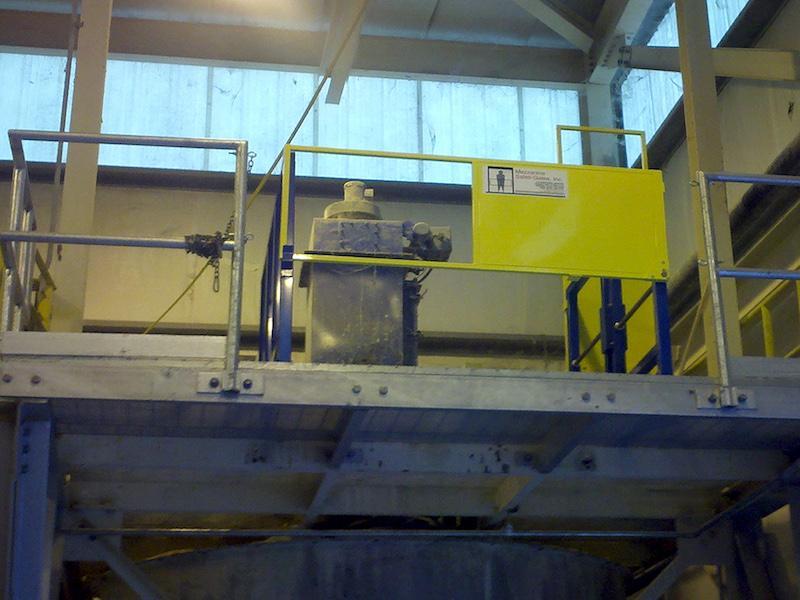 Industrial safety gate for overhead handling
